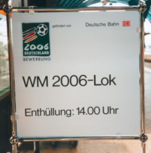 Abbildung der Werbetafel zur Enthüllung der Fußball-WM-Lok 2006