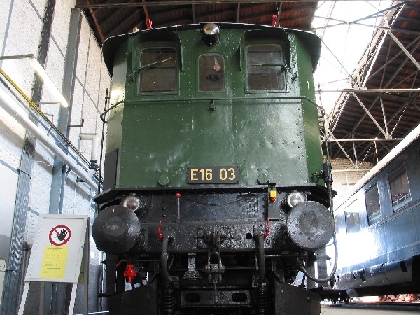 Abbildung der Lokomotive E 16 03