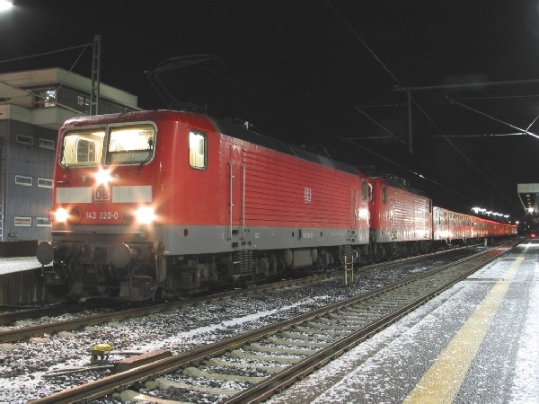 Abbildung der Lokomotiven 143 320-0 und 143 653-4