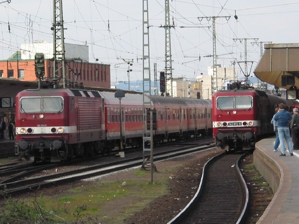 Abbildung der Lokomotiven 143 953-8 und 143 873-8