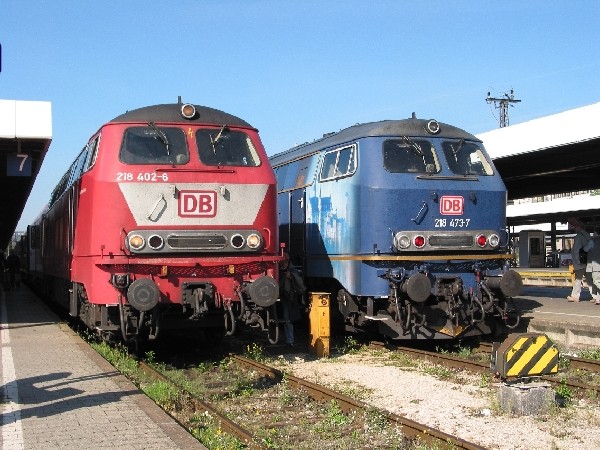 Abbildung der Lokomotiven 218 402-6 + 218 473-7