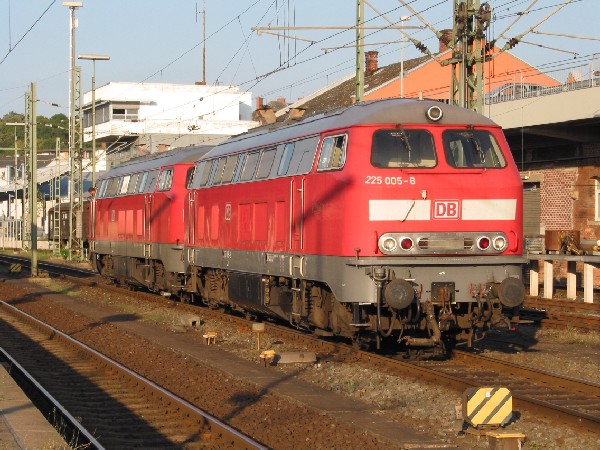 Abbildung der Lokomotiven 225 005-8 + 225 071-0