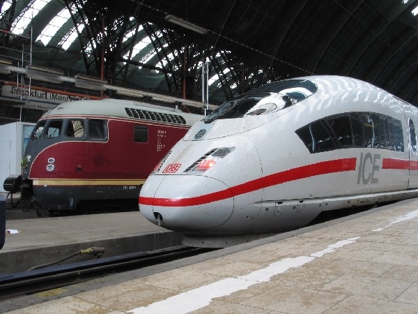 Abbildung der Triebwagen 612 506-6 / 507-4 + 403 001-1