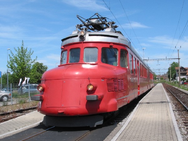 Abbildung des Triebwagens RAe 4/8 1021 der SBB