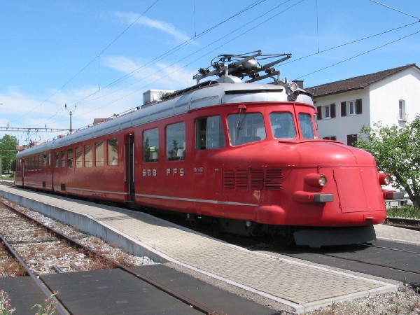 Abbildung des Triebwagens RAe 4/8 1021 der SBB