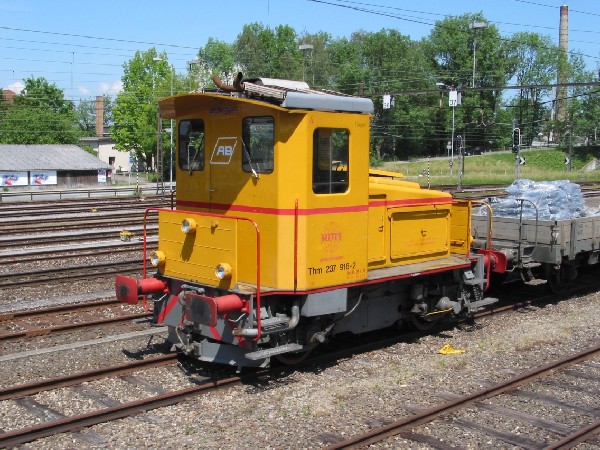 Abbildung der Lokomotive Thm 237 916-2 der RHB