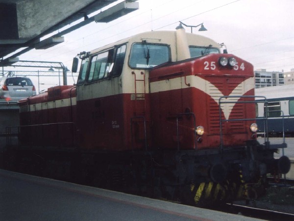 Abbildung der Lokomotive Dv 12 2554 der VR