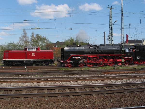 Abbildung der Lokomotiven EfW 211 051-8 und HEF 01 118