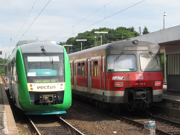 Abbildung der Triebwagens Vectus VT 259 und DB 420 720-5