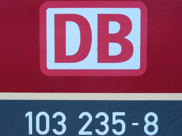 Abbildung der Loknummer der Lokomotive 103 235-8